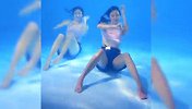 超梦幻！花游双胞胎水下演绎无价之姐 这个版本你给打多少分？
