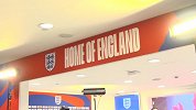 英西大战赛前幕后：AZP签名球迷 凯恩布教授交换球衣
