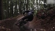 看着都腿软！林间山地车速降实在太秀