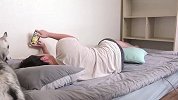 我等了你一天，你回来就玩手机？被冷落的哈士奇差点把主人搞崩溃