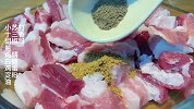这肥瘦相间的五花肉串一出锅，开烧烤店的心都有了，滋滋冒油太香了