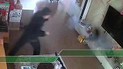 男子客厅里玩手机电瓶突然冒烟爆炸 整栋屋子瞬间被火焰吞噬