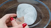 把自封袋里的小珠子、史莱姆等混合，无硼砂，简单又好玩