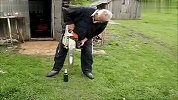 大叔闲的蛋疼 用电锯开啤酒
