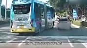 公交车PK宝马车！街头上演“神龙摆尾”，谁能称霸“车”林？