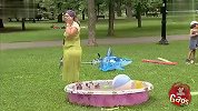 搞笑-20130117-街头恶搞精选-撒尿小孩