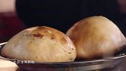 新疆特色和田烤包子，表皮金黄酥脆，里层肉质鲜美多汁