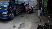 江苏女子路边看手机 厢式货车车门突然崩开击中其头部