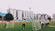 天道酬勤！ 贵州门将训练很卖力 上天入地纷纷化身小飞人