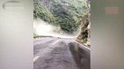 四川峨边县一路段发生塌方，现场有人员受伤