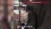 “太费劲，我来”！姑娘第一天出摊卖炒饭，东北大哥急到自己颠勺