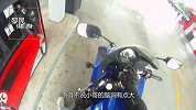 男子摩托车加不起油，脑洞大开用煤气罐代替，踩下油门后傻眼了