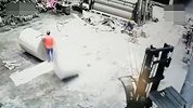 钢卷突然从铲车滚落，径直砸中车间工人