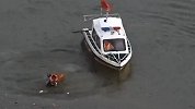 浙江杭州富春江上演“生死救援”：民警跳入江中1分钟救人