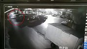 无锡一路虎冲撞路边私房 现场一片狼藉：整面墙被撞塌