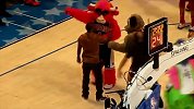 NBA赛场边谁最欢乐 看看吉祥物如何调戏球迷与球员（三）