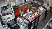 砰！4岁男童骑电动三轮车撞进甜品店 惊魂未定中弃车逃