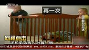 婴儿“越狱”锲而不舍逗人笑