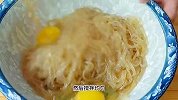 1把粉条，2个鸡蛋，简单一做，营养好吃又解馋，很多人没吃过