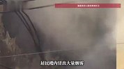 上海一小区突发火灾冒出大量烟雾，有老人从二楼跳下后受伤送医