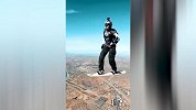脚踩筋斗云！高空中也能玩滑板 就像遨游在太空