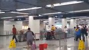 突发！上海地铁站天花板漏水成水帘洞 官方：正抢修