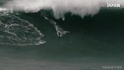 男子冲浪连遭5波巨浪拍打险丧命 队友冒死将其救出