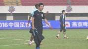 中国足协杯-16赛季-苏宁五天两战备战足协杯 两队队友一片和谐亲切交谈-新闻