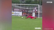 送到脚下的空门踢不进 观赛球迷都惊呆了