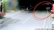 安徽一女孩路边弯腰查看电动车 中年男子借夜色猥亵