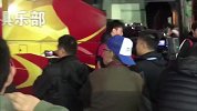 上港大巴抵达遭遇主队嘘声 博阿斯谢晖面色镇定步入球场