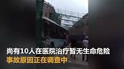 汕头一公交车撞上在建房屋，乘客带行李跳窗逃生
