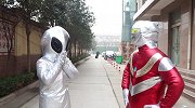 奥特曼真人版：外星人嫌弃奥特曼话太多，两个人竟然打起来了