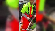 手机被环卫工当面捡走，女子求情5分钟承诺付款20元后对方仍拒还，路人求情才还