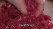 把鸡蛋液倒进牛肉里，这绝对是牛肉最鲜嫩好吃的做法，真的超好吃