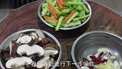 家常菜这样炒才正宗，大厨教你做芹菜炒香菇，营养丰富，清脆爽口