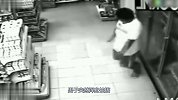 男子超市买水喝，监控拍下诡异一幕，这是犯病了还是触电了？