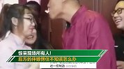 迎亲队新房内玩嘴接纸巾的游戏 伴郎一个举动让伴娘不知所措