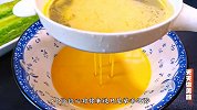把鸡蛋液倒入苦瓜里，出锅瞬间变美食，吃过的人赞不绝口，太香了