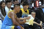 杰伦变肥伦！周杰伦出席慈善赛场边观战