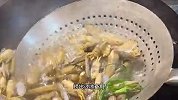 吃过一次就忘不掉的蛏子烧丝瓜，又鲜又甜，汤汁都能拌三碗米饭