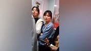 男子劝说他人随地吐痰 被其家人直接赶出电梯：你素质好
