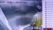 恶心！北京一社区内男子趁四下无人 故意向电梯按钮吐痰