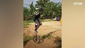 南非小伙儿神操作 踩着独轮车高难度上演杂技动作