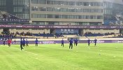 昆山FC球员入场热身 主场球迷热情助威