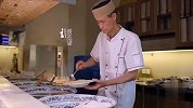 西安回民街的这家麻酱酿皮，其味道一流，顾客特地来吃
