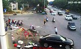 广西柳州一小车失控撞向路边摊 致多人受伤 肇事车主：我太困了