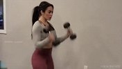 上肢塑形练习教学！高颜值健身女郎上阵 傲人身材惹人羡