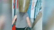 头顶大缸拎重物，辽宁大叔搬家如耍杂技！