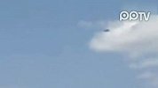 国外意外拍到UFO飞碟高速穿过云层